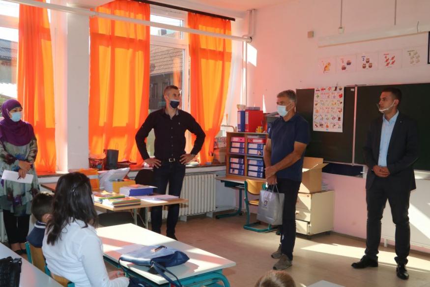 Za sigurniji početak nastave: Općina Fojnica školama donirala zaštitne maske
