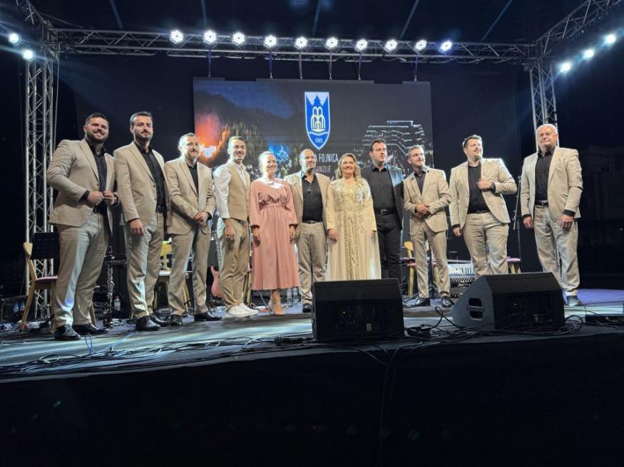 Fojničko ljeto 2026: Brojni Fojničani uživali u prelijepim sevdalinkama uz Meliku Karić i goste