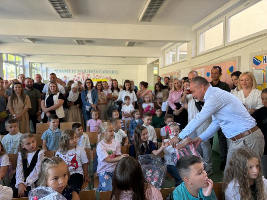 Počela nova &scaron;kolska godina: Načelnik Klisura poklonima obradovao fojničke prvačiće