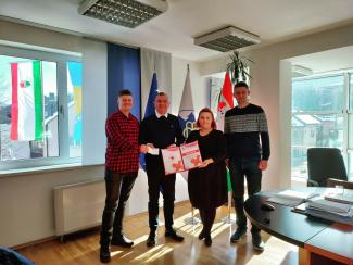 Predstavnici Crvenog križa Fojnica uručili načelniku Sabahudinu Klisuri zahvalnicu i člansku iskaznicu