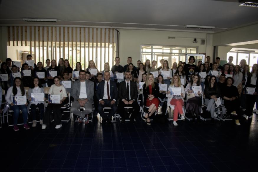 Načelnik dodijelio zahvalnice učenicima i nastavnicima koji su dali doprinos u obilježavanju Dana općine Fojnica